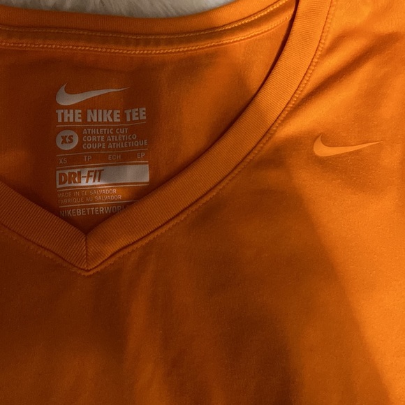 Nike drifit top - Picture 2 of 2